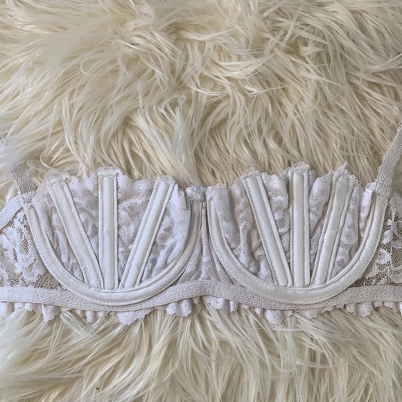 💕Shirley By Hollywood White Lacey Underwire Shelf Bra Size 34💕 - Picture 8 of 9
